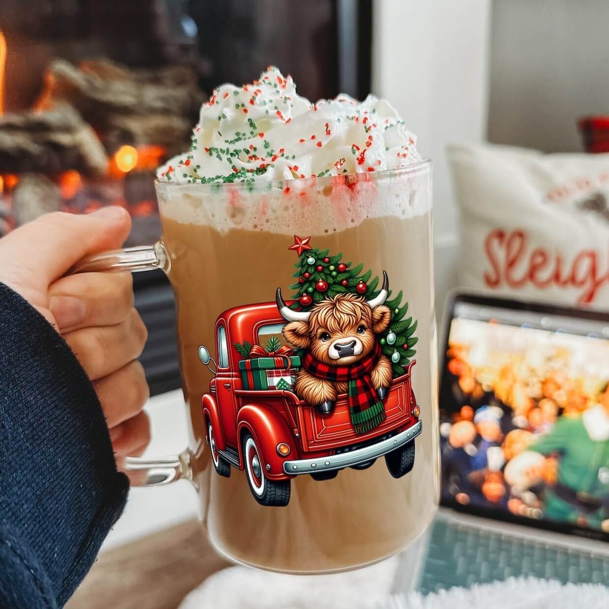 Christmas Highland Cow 17oz Glass Mug With Lid and Straw from Sip Sip Hooray – Mugs